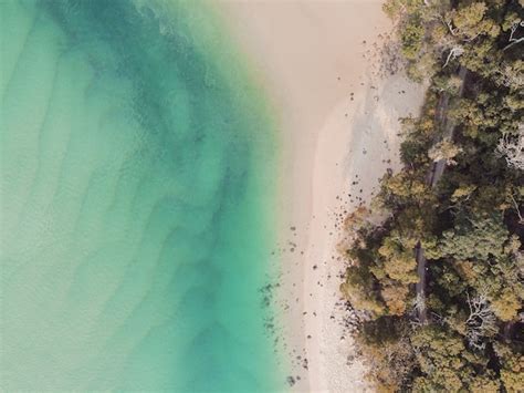 Vista aérea do belo mar azul turquesa oceano praia e árvores da