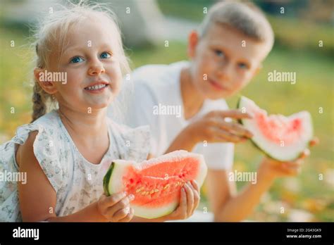 Lustige Kleine Kleinkinder Kinder Bruder Und Schwester Essen