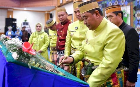 HUT Pangkep Ke 64 Pj Gubernur Sulsel Serahkan Bantuan Dan Resmikan