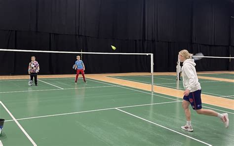 Fritids spelar badminton Ramlösa Friskola