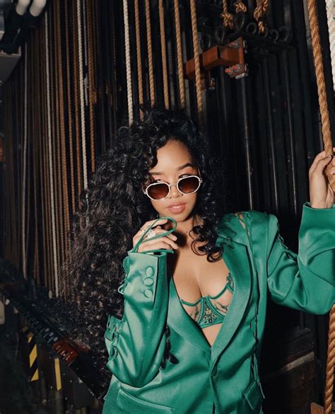 H.E.R. Performs in Green Satin Suit, Platform Sandals for iHeartRadio ...