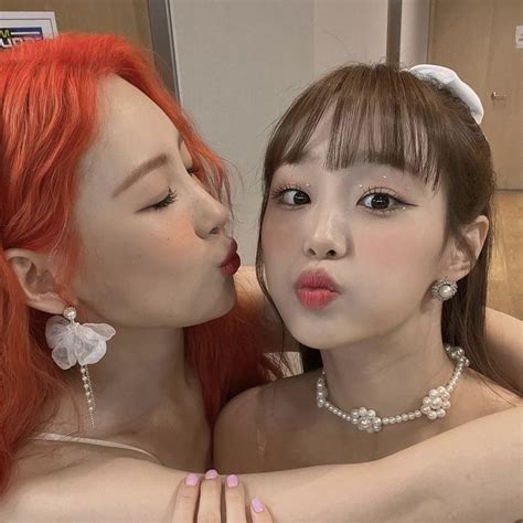 Pin By K On Icons Chuu Loona Chuu Selcas Kpop Girls