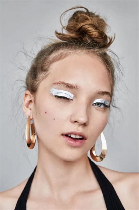 40 Silver Eye Makeup Looks You Need To Try 21 In 2020 With Images Silver Eye Makeup