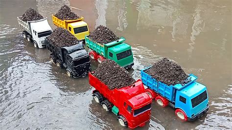 Membersihkan Mainan Mobil Truk Pasir Dan Menemukan Mobil Mobilan Truk