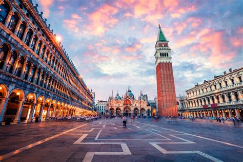 Der Markusplatz Piazza San Marco In Venedig Gondelfahrt In Venedig