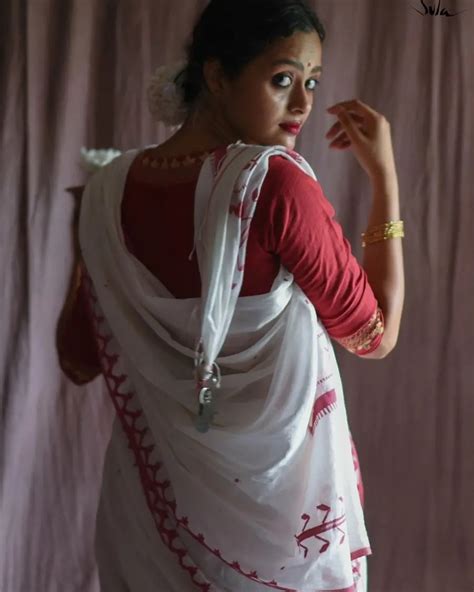 How To Pose In A Saree Saree Poses For Photoshoot How To Wear Saree For Beginners In Saree