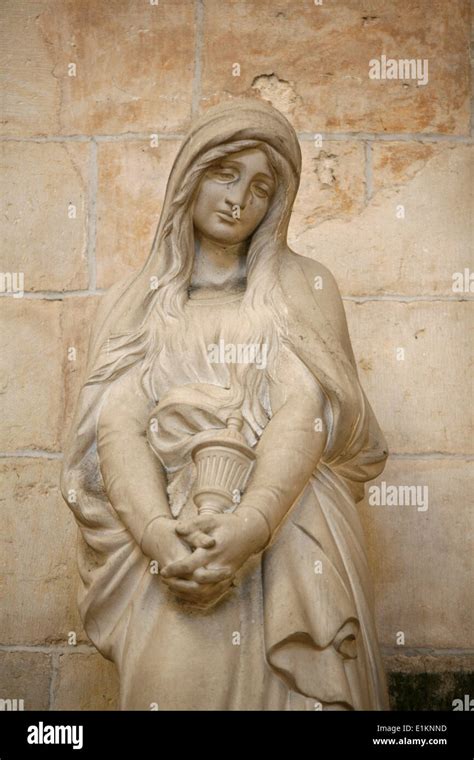 Mary Magdalene statue in Vezelay basilica Stock Photo - Alamy