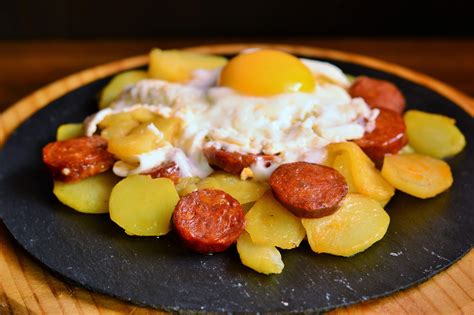 Las Recetas De Noe Huevos Rotos Con Patatas Y Chorizo Asturiano