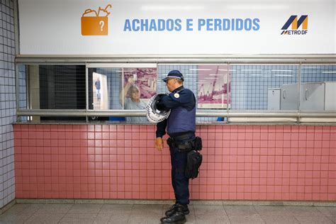 Achados E Perdidos Do Metr Acumula Mil Itens Esquecidos Em Esta Es