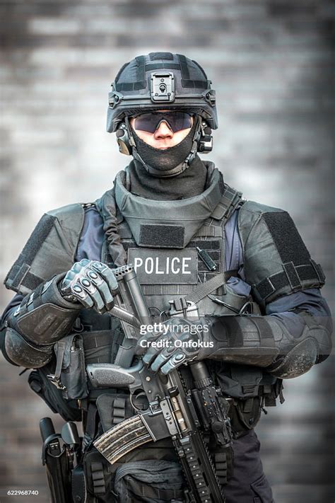 Oficial De Policía Swat Contra Muro De Ladrillo Foto De Stock Getty