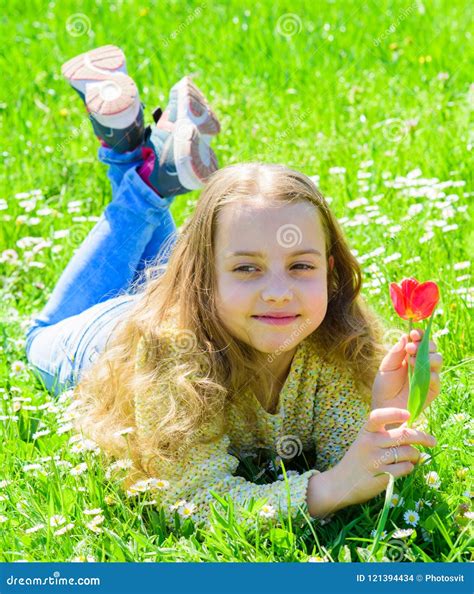 Fille Avec De Longs Cheveux Se Trouvant Sur Le Grassplot Fond Dherbe