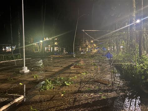 Chuva E Vento Forte Causam Destruição No Jardim Público Jornal Cidade Rc