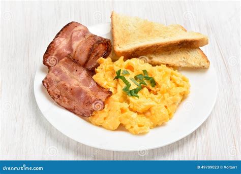 [最も選択された] breakfast scrambled eggs bacon and toast 297872-Scrambled eggs bacon and toast recipe ...