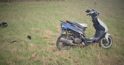 Policjanci ruszyli w pościg 35 latek uciekał skuterem pod prąd Dostał