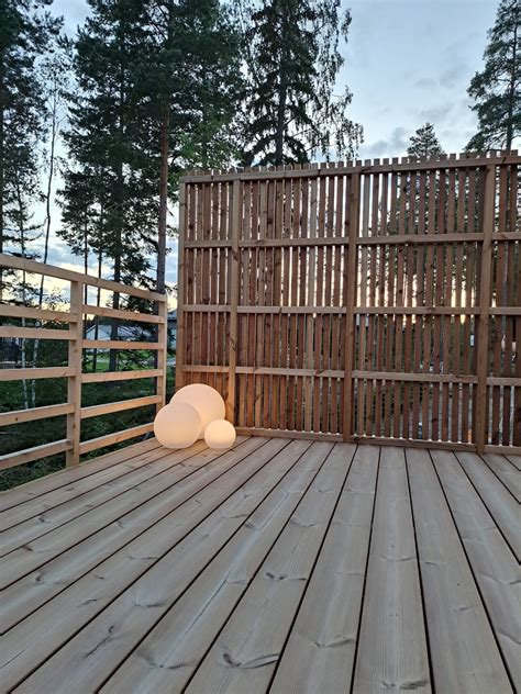 Terassin päätyrimoitus: pystyrimaa näkösuojaksi | Hi from Emmi
