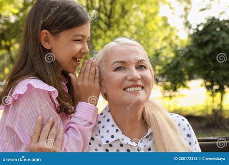 Femme Mature Avec Sa Petite Fille Dans Le Parc Image Stock Image Du