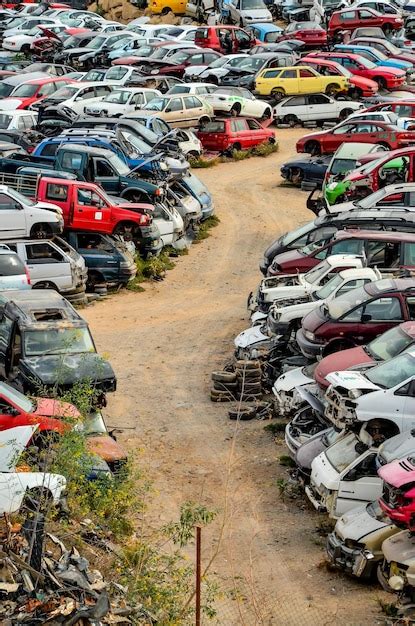 Viejos Coches Chatarra En Dep Sito De Chatarra Foto Premium