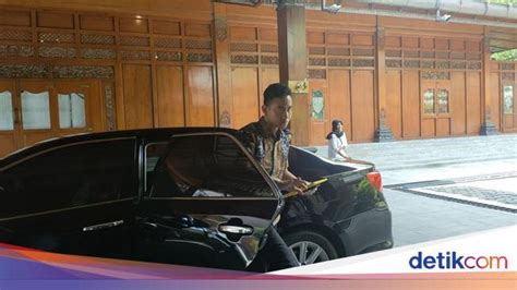 Mobdin Diparkir Di Viaduk Gilingan Gibran Ngantor Naik Mobil Dinas Istri