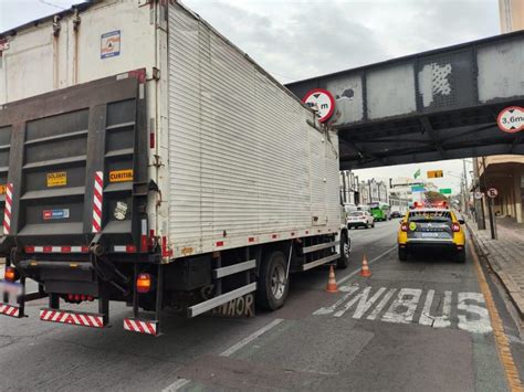 Caminhão entala na Ponta Preta em Curitiba e complica trânsito