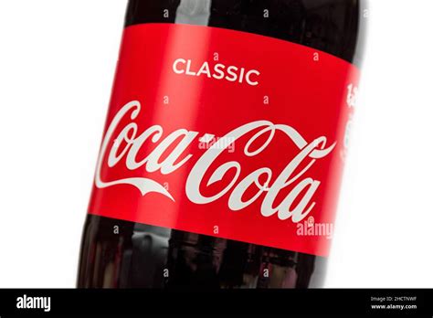 Primer plano de una botella de plástico de Coca Cola aislada sobre