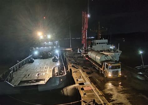 Navio da Marinha transporta tanques de oxigênio para atender emergência