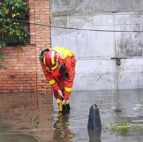 强降雨致红河州多地内涝，大街小巷都有消防排水的身影积水救援人员