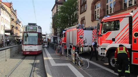 Freiburg Verletzte Person unter Straßenbahn in Freiburg schnell