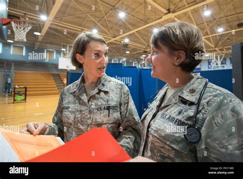 Le Lieutenant colonel de l US Air Force Patricia Adams à gauche un