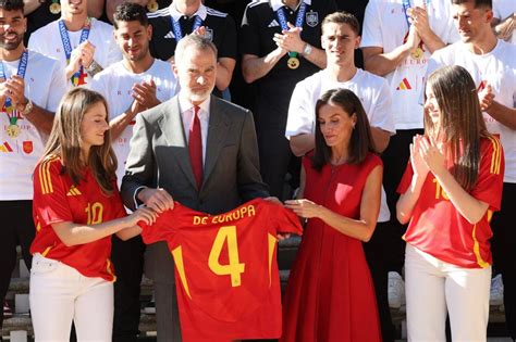 Felipe Letizia Leonor En Sofia Ontvangen Spaanse Voetbalteam Ek