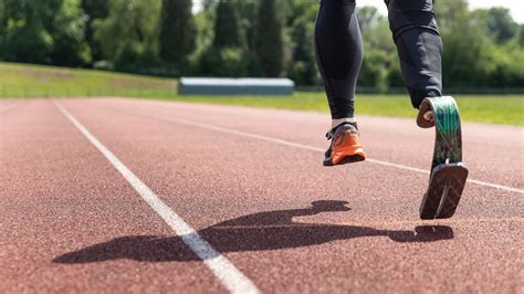 Imagem De Pista De Corrida Foco Em Atleta Usando Pr Tese Em Uma Das