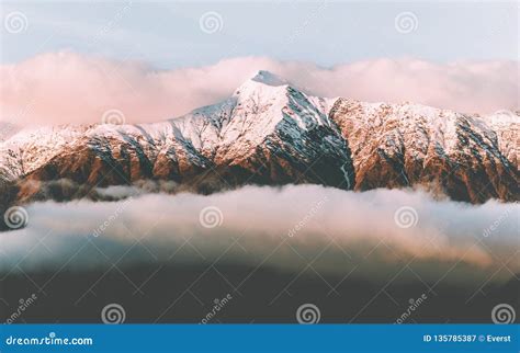 As Nuvens Nevados Da Escala E Do Por Do Sol De Montanhas Ajardinam