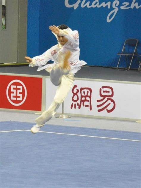 Thanh Tùng hot boy wushu nhiều tài lẻ