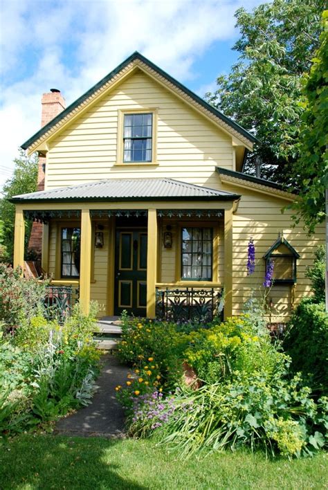 Ways To Jazz Up Your Front Garden Cute Cottages Small Cottages