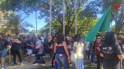 Vídeo Professores da rede municipal de Campo Grande protestam por