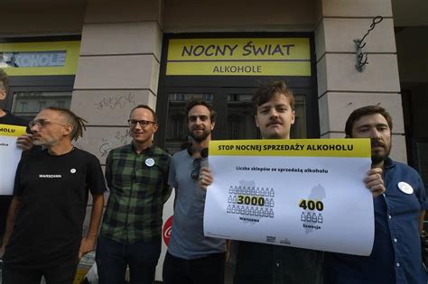 Nocna prohibicja w Warszawie Aktywiści chcą zakazu sprzedaży alkoholu