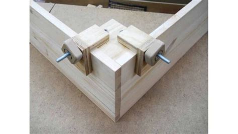 Corner Assembly Clamps – Free Woodworking Plan.com