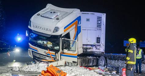 LKW kollidiert auf A1 in Sattledt mit Aufpralldämpfer