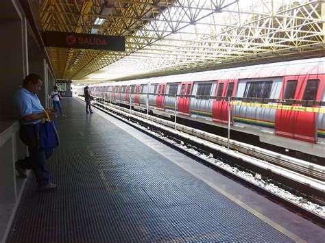 Usuarios Del Metro De Carcas Desalojaron A Oscuras Un Tren Accidentado