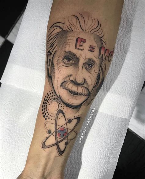 Rosto de Einstein e sua famosa fórmula E mc no antebraço Tatuagem no