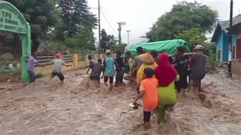 Warga Di Bima Terjang Banjir Saat Antar Jenazah Ke Pemakaman Ada Yang