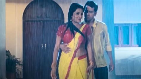 Bhojpuri Video Nirahua Went Crazy After Seeing Monalisa Getting Wet In