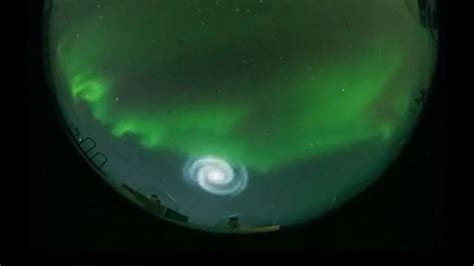 Photo Une Tonnante Spirale Bleue Observ E Dans Le Ciel En Alaska