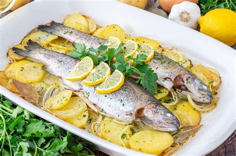 Trucha Al Horno Con Patatas Jugosa Y Perfecta Para Hacer Paso A Paso