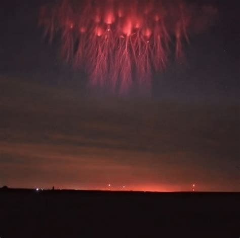 🔥 Rare "red sprite" lightning, these are lightning bolts that do not ...