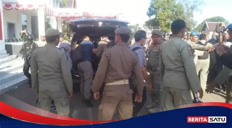 Jam Geledah Ruang Kerja Wali Kota Bima Kpk Angkut Belasan Koper