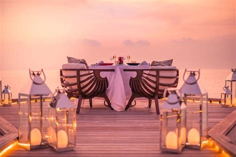 Incre Ble Cena Rom Ntica En La Playa En Una Terraza De Madera Con Velas