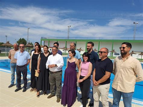 El alcalde visita la piscina de verano en el día de su apertura con