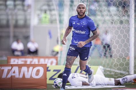 Cruzeiro Vence O Santos No Independ Ncia E Assume A Lideran A