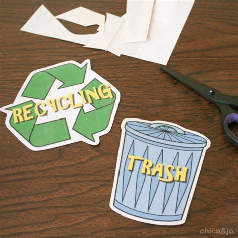 Labels for the trash and recycling cans | Chica and Jo