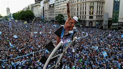 Argentina Es Sin Nimo De F Tbol En Medio De Una Multitud Entre La